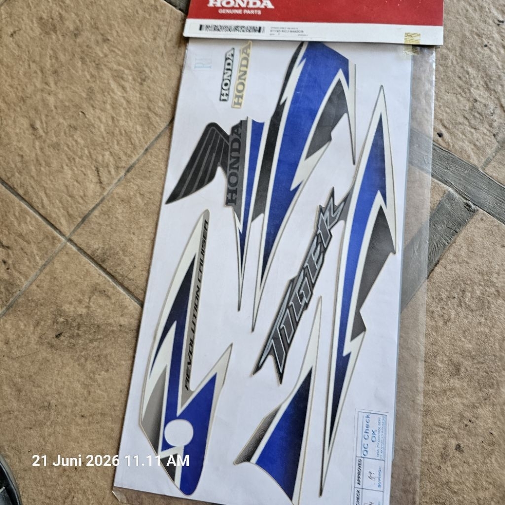 Stripe body honda Tiger biru kanan. 871X0-KCJ-640ZCR
