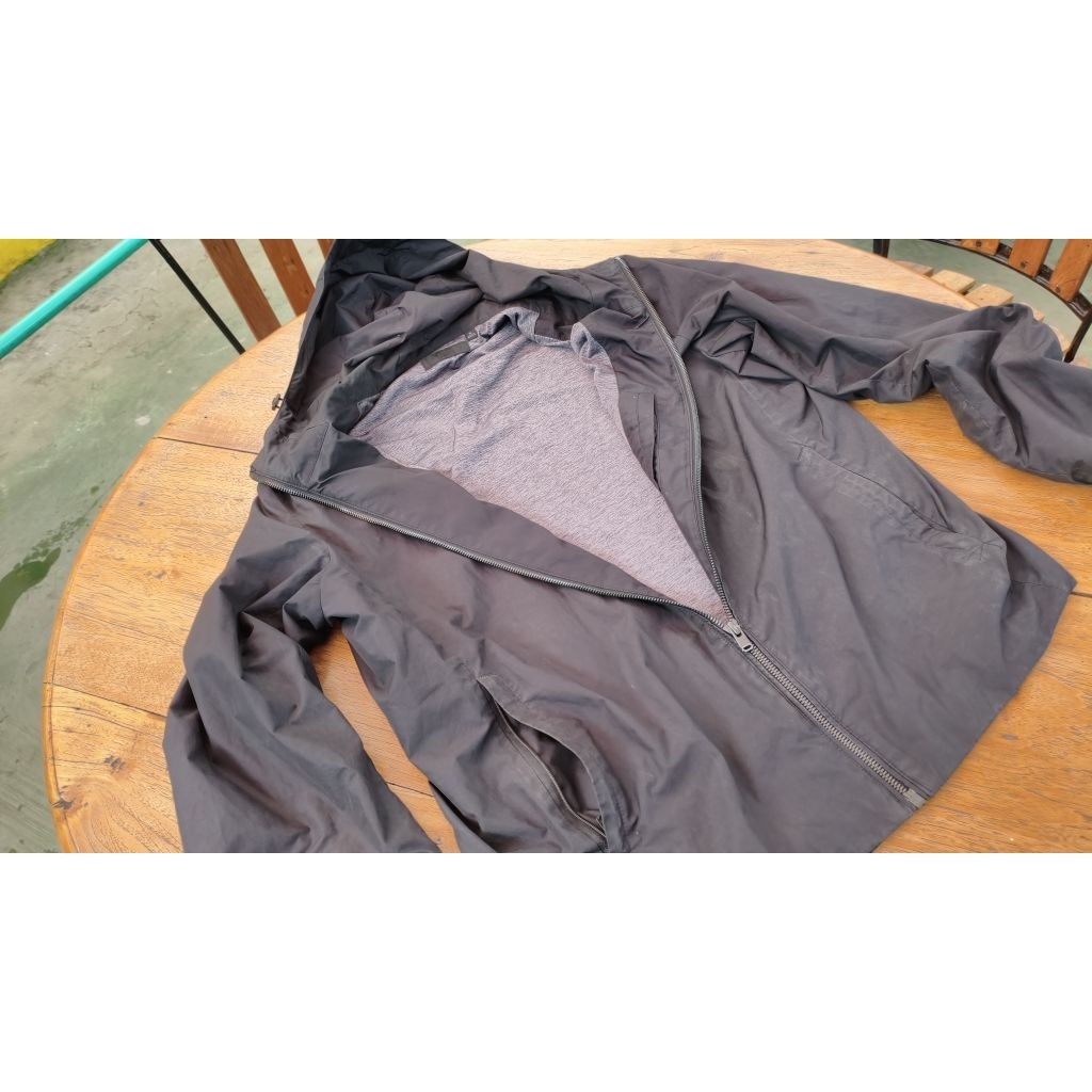 jaket bekas uniqlo 2024 ori hitam parka parasut