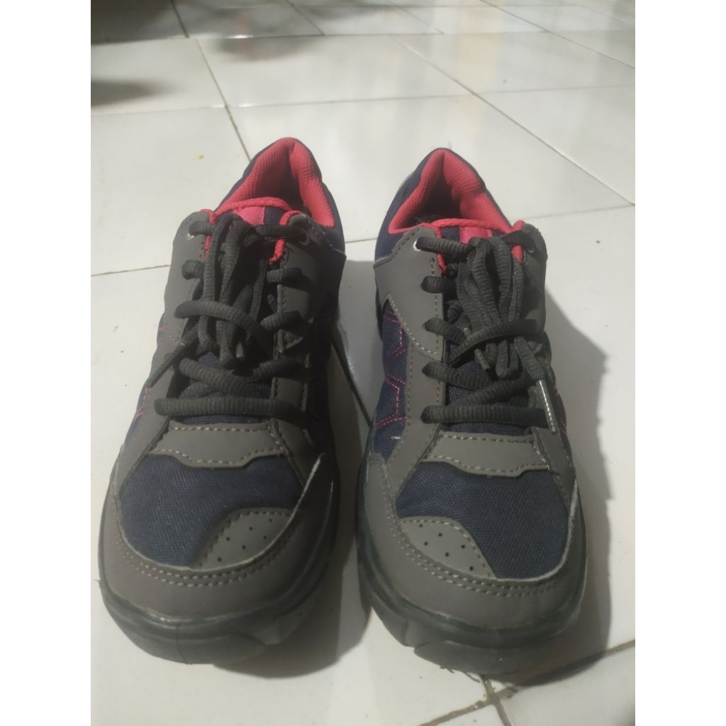 sepatu second outdoor Quechua