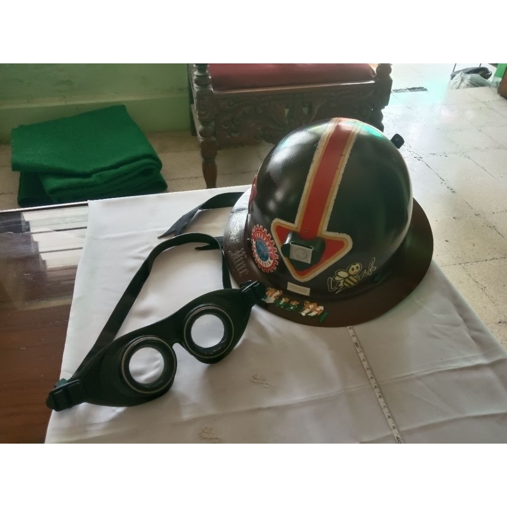 helmet .APD tambang bawah tanah.