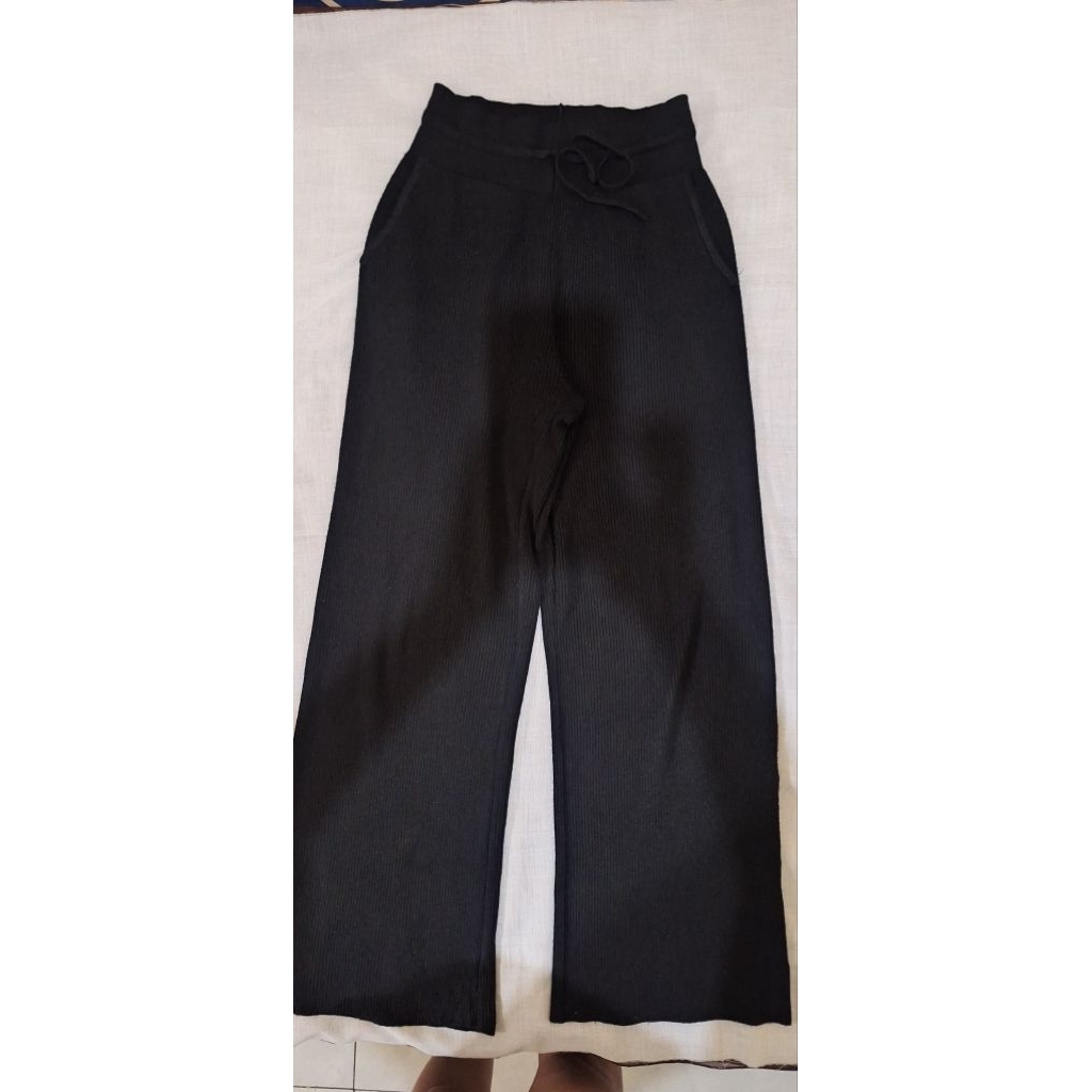 Preloved Uniqlo washable knit black