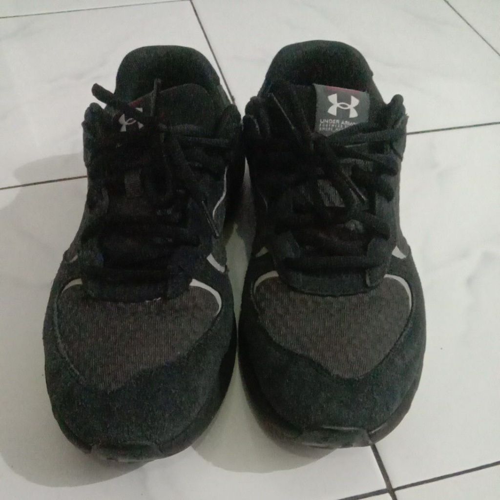 sepatu running UA hitam