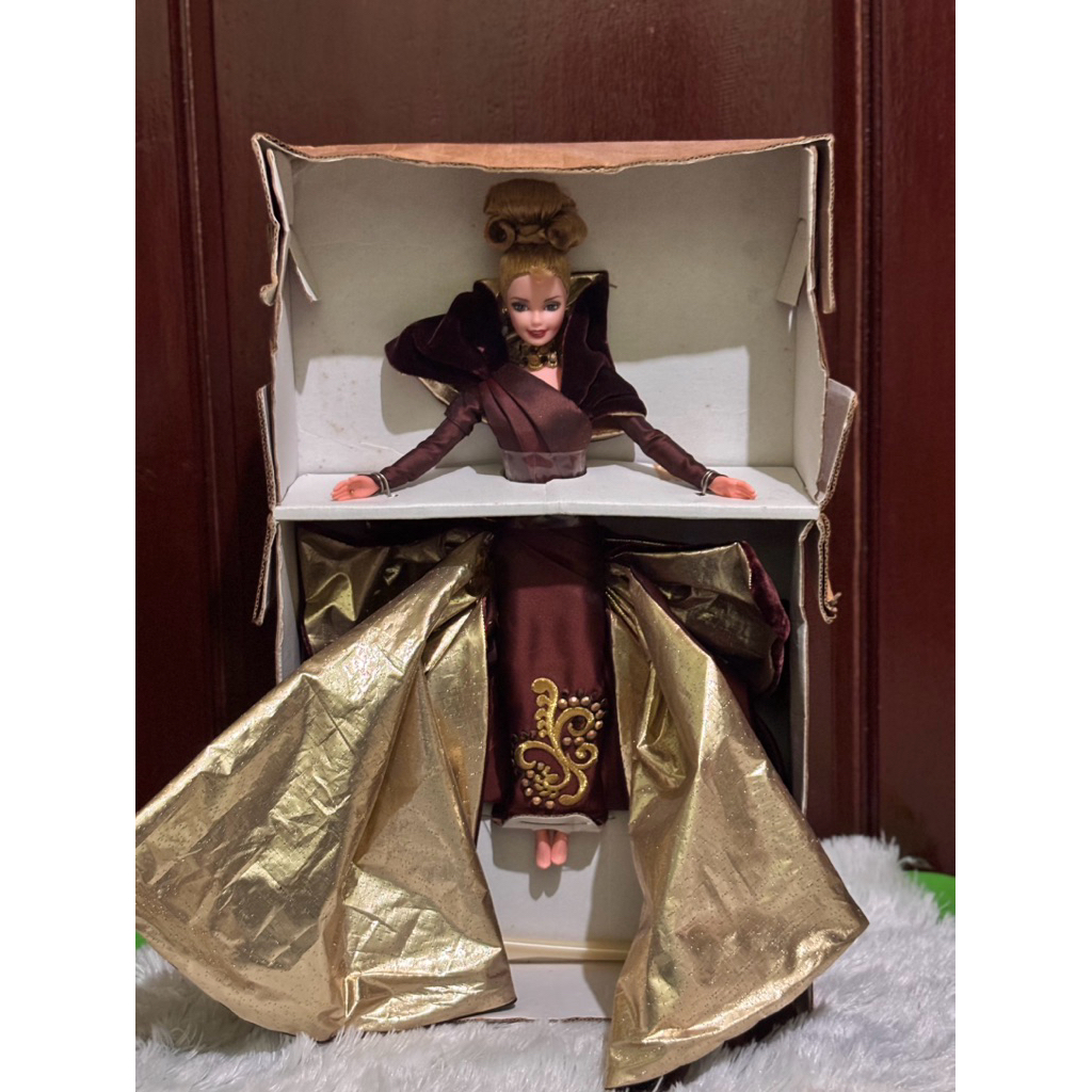 Barbie potret in taffeta Couture