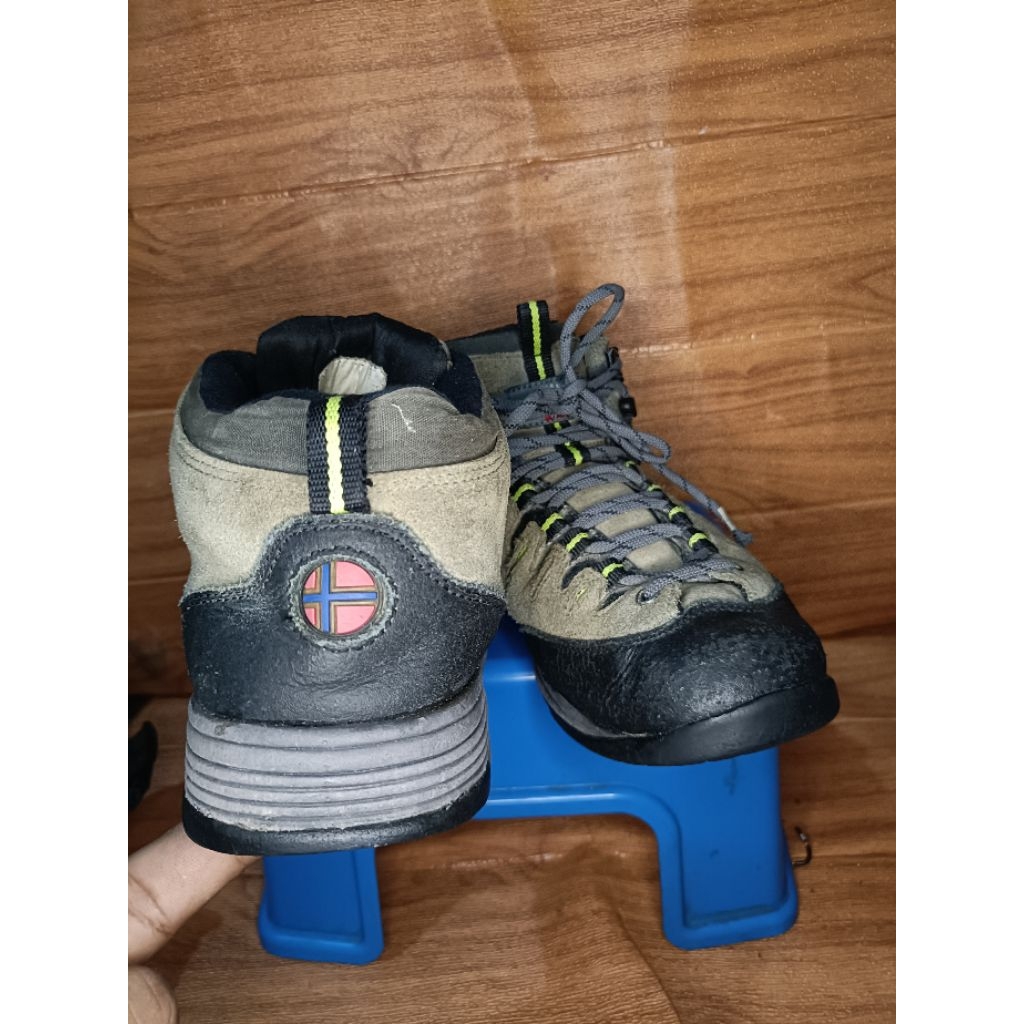 Sepatu Kulit Suede OUTDOOR HELLY HANSEN size 42