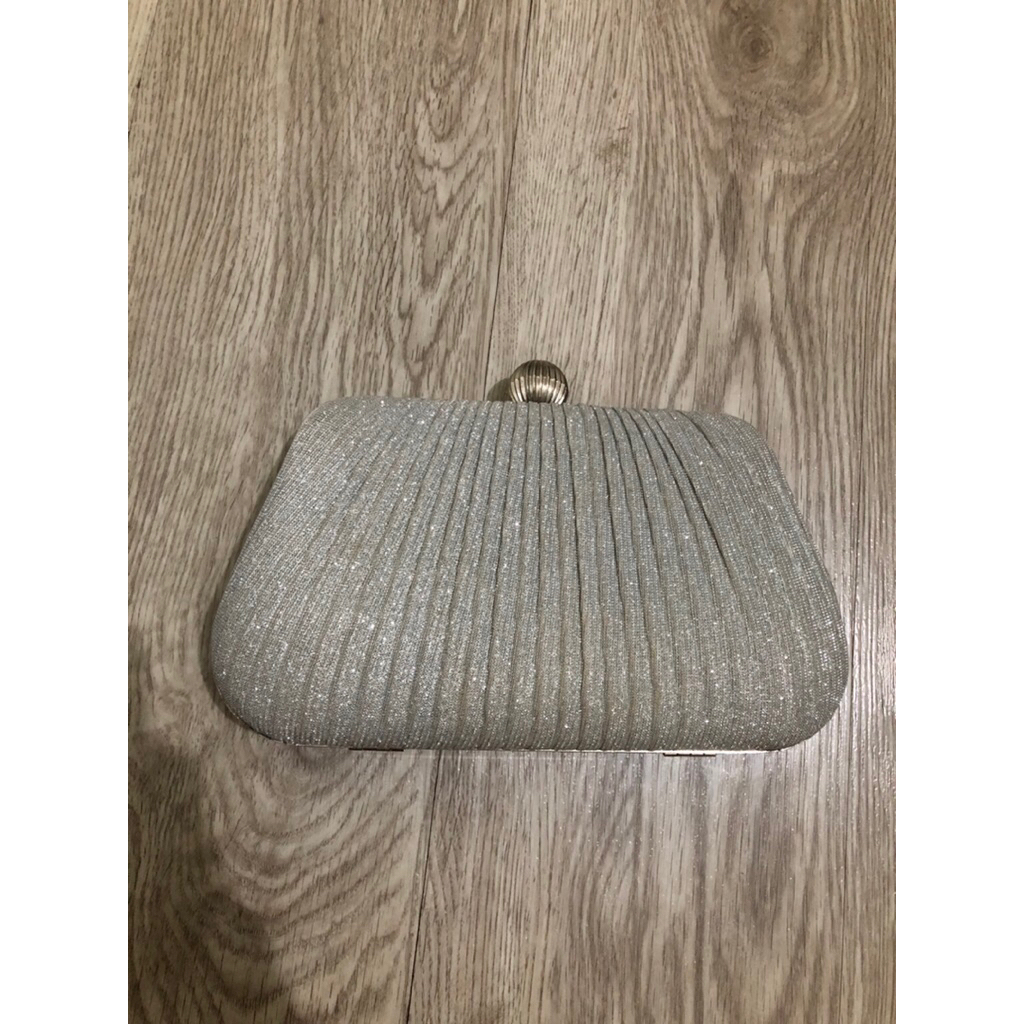 Preloved tas pesta atau clutch cassidy silver