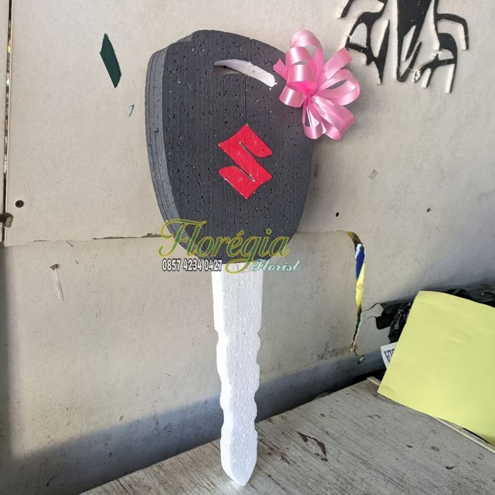 kunci simbolis hadiah mobil motor