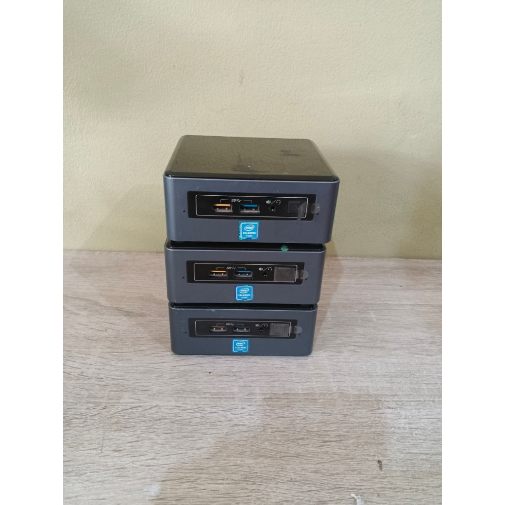 Intel NUC Kit NUC8CAYH (mini PC Intel NUC generasi 2019).