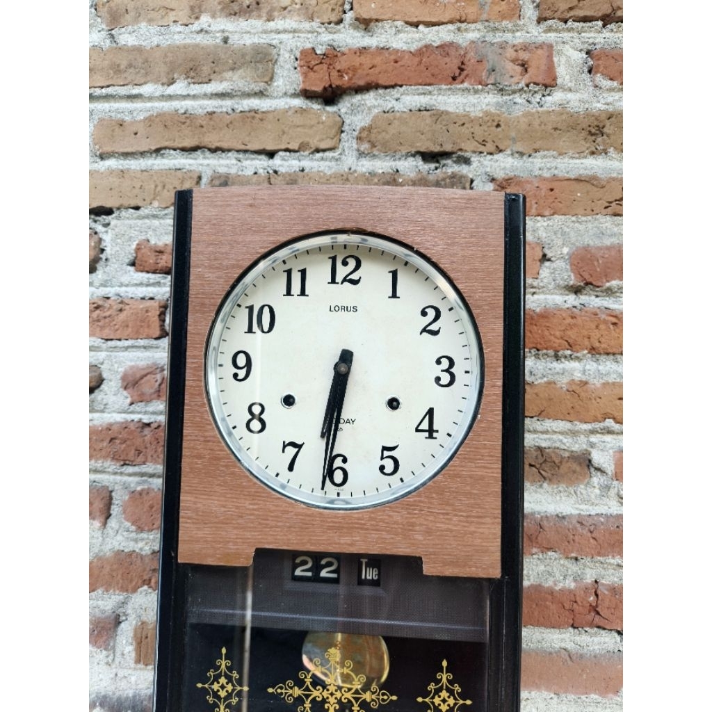 Jam Dinding Pendulum Lorus 30 Day antik buatan Jepang