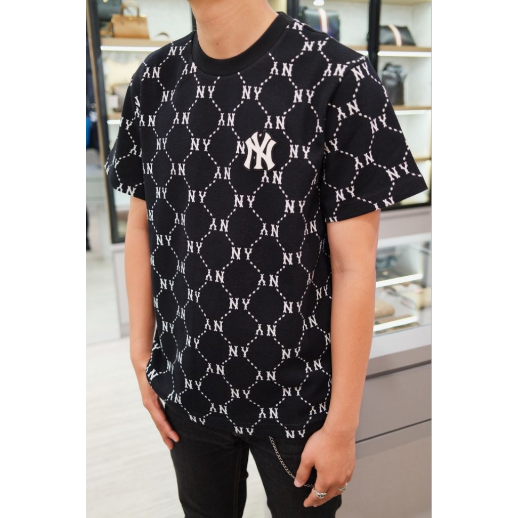 MLB NY DIAMOND MONOGRAM BLACK TEE