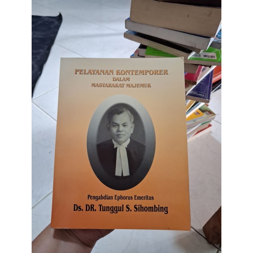 buku pelayanan kontemporer dalam masyarakat majemuk pengabdian ephorus emeritus DS. DR.Tunggul S.Sih