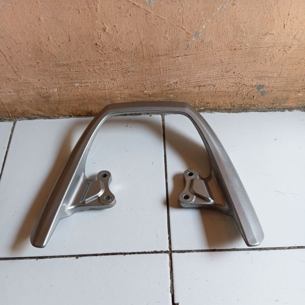 Behel begel pegangan jok belakang Megapro monoshock original copotan