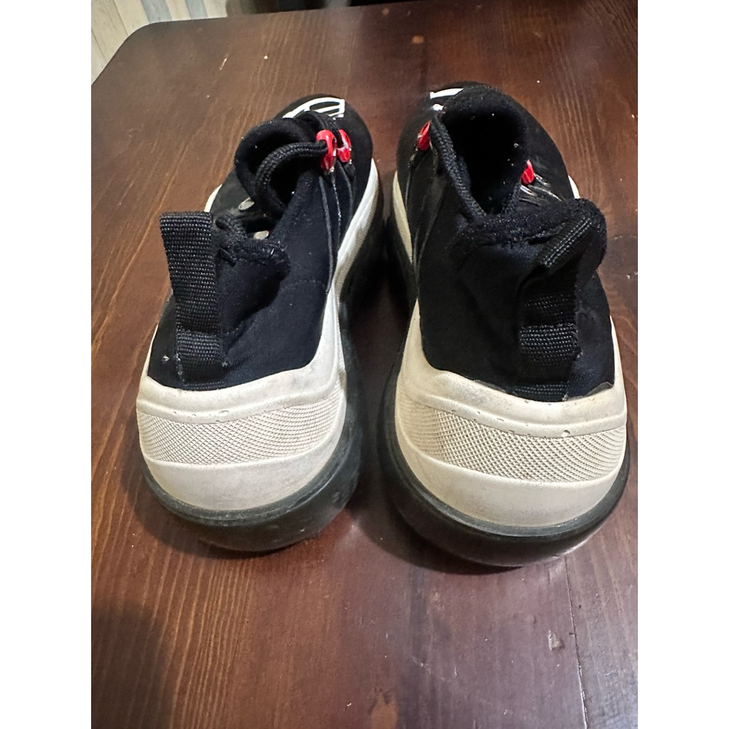 sepatu prada