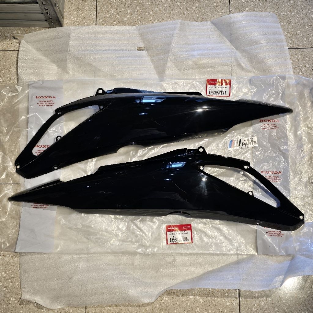 BODY SAMPING BELAKANG KANAN KIRI SUPRA X 125 X125 OLD LAMA BATMAN HITAM GLOSSY ORIGINAL AHM 64410 64