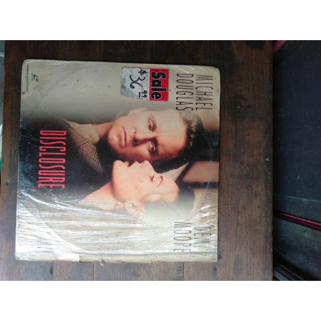 kaset VHS atau LaserDisc
