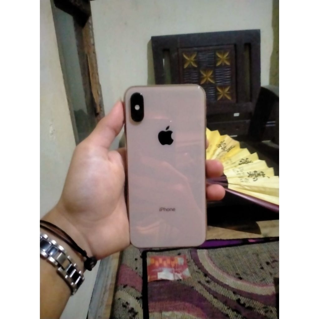 iphone xs gold lock