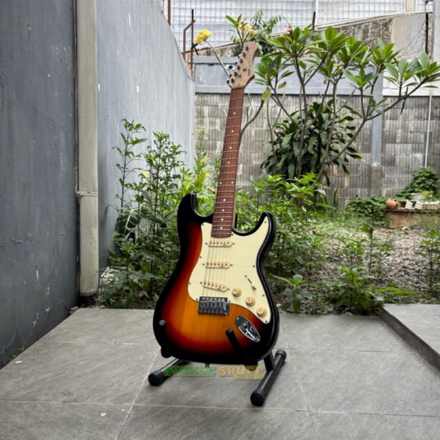 SQOE SEST200 GENESIS SERIES 3 TONE SUNBURST | GITAR SQOE STRATOCASTER