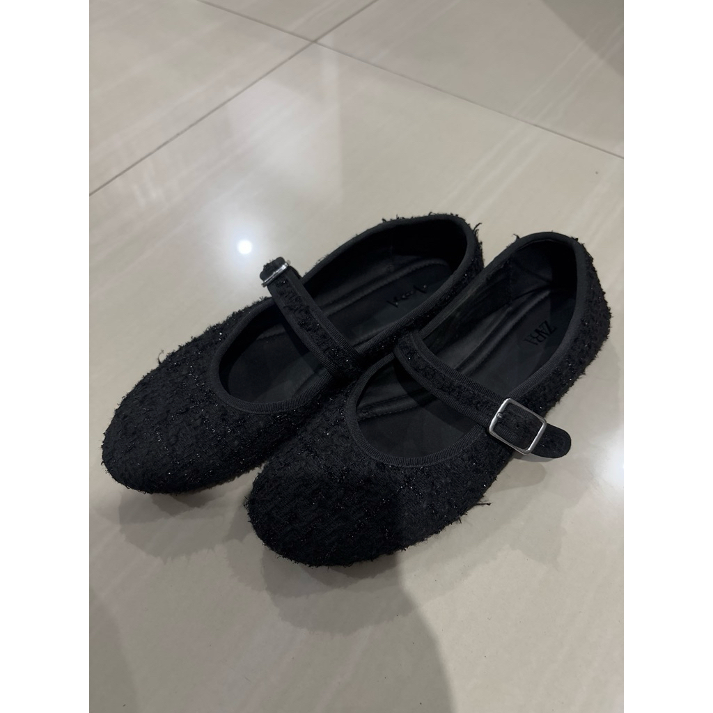 [preloved] ZARA Flat Shoes in Black