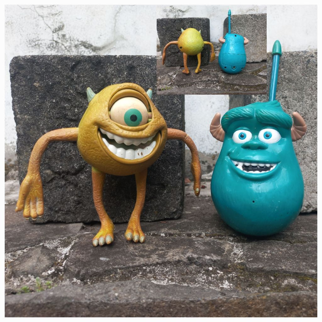 Figure Mainan Monster Inc set dapat 2pc : Mike dan Walkie talkie Sulley