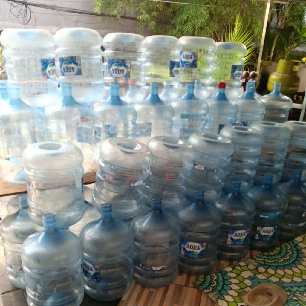 Galon Aqua Bekas. ada 100 galon.
