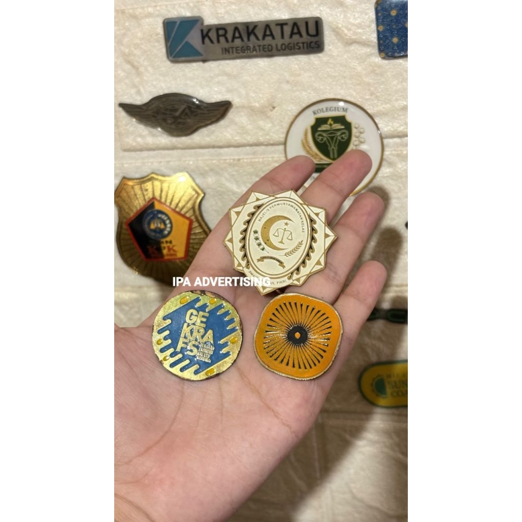 Pin enamel custom / Pin enamel