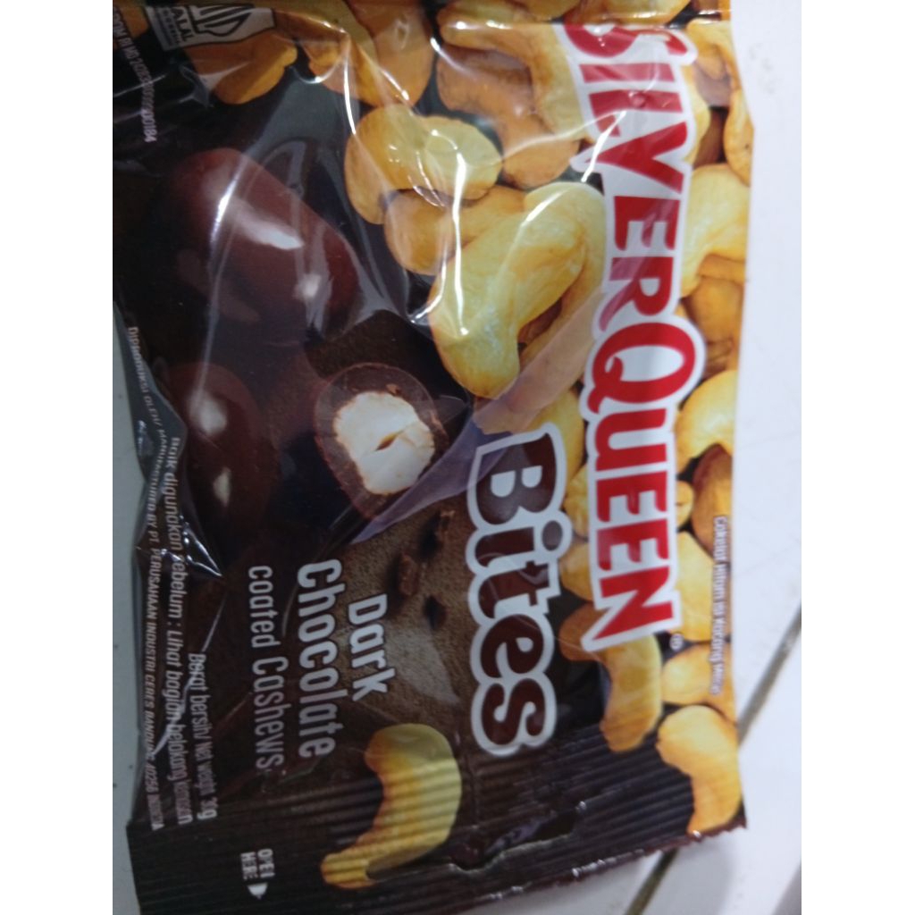 silverqueen bites dark coklat cashews  30 gram