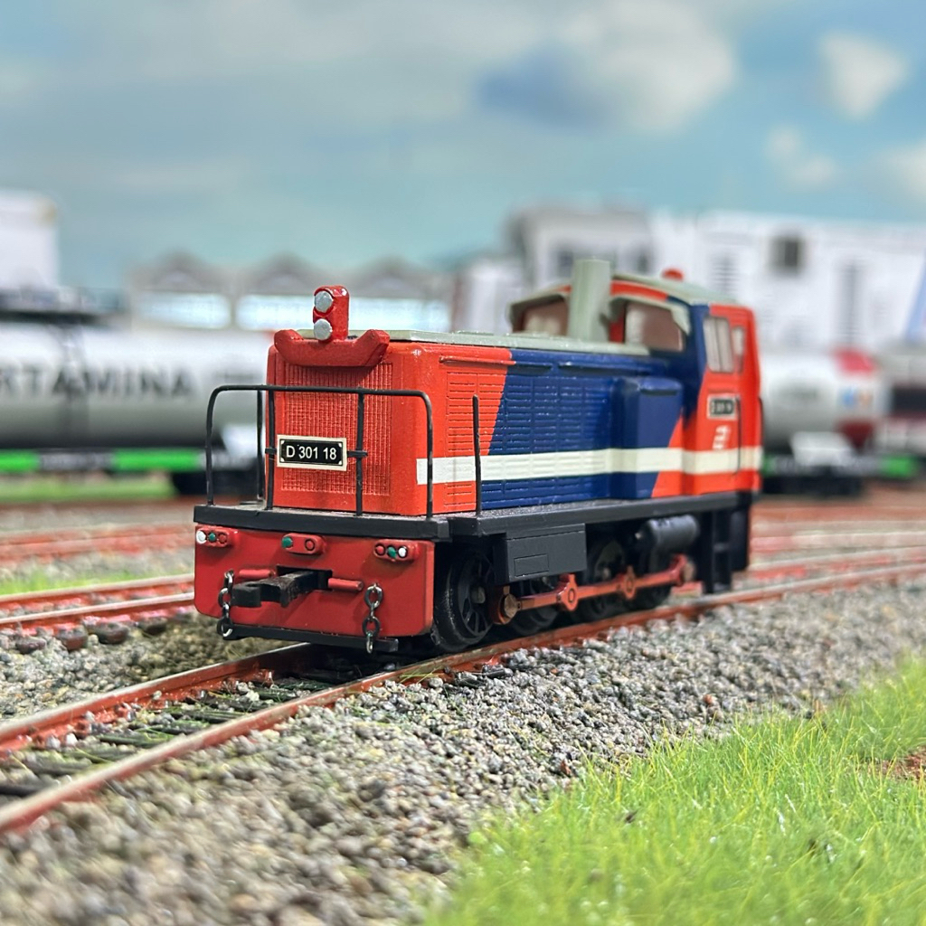 Miniatur Kereta Api / Lokomotif D301 Livery R&B Skala HO High Detail