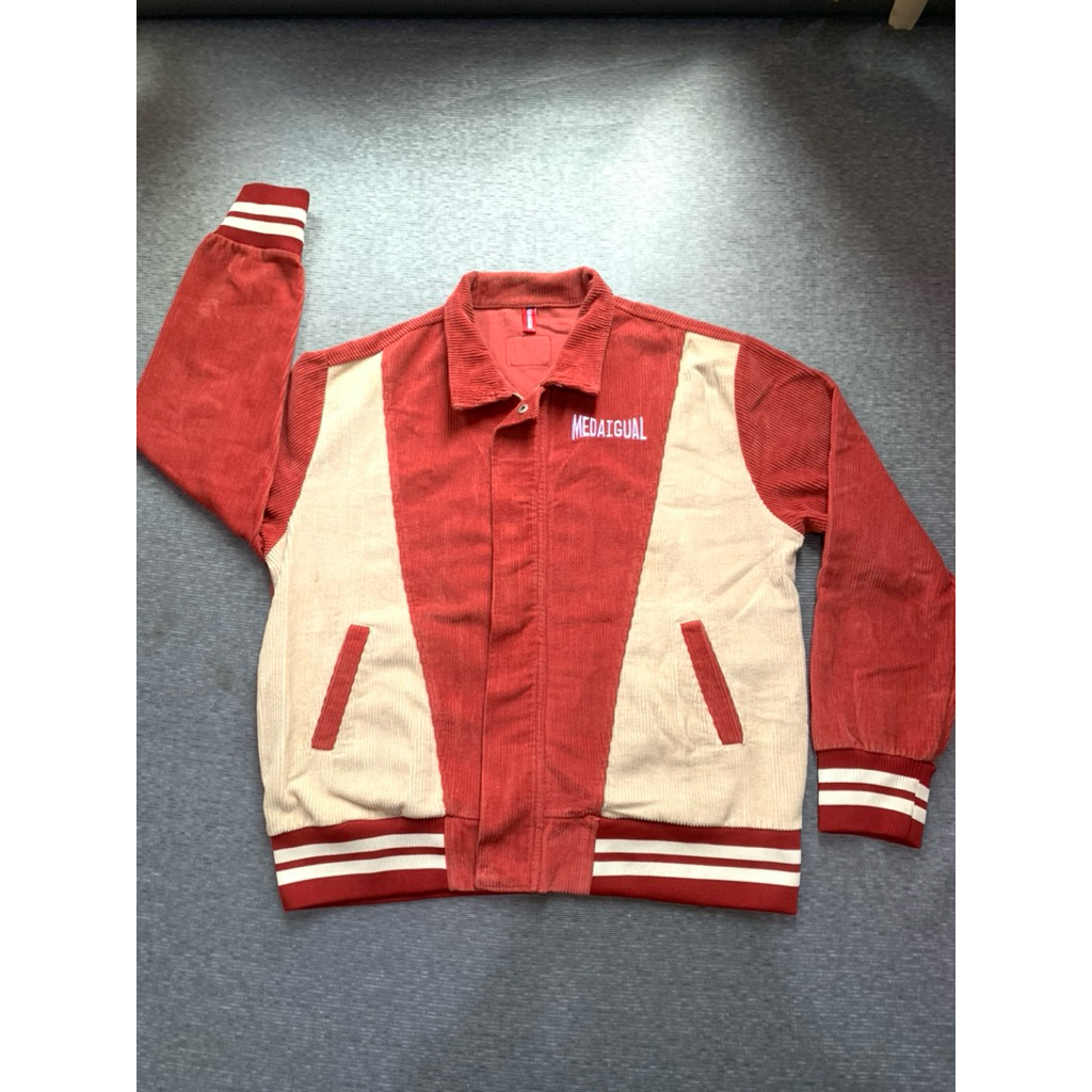 jacket pria Corduroy Warna Merah Cream Varsity Kantong kanan kiri - Pl