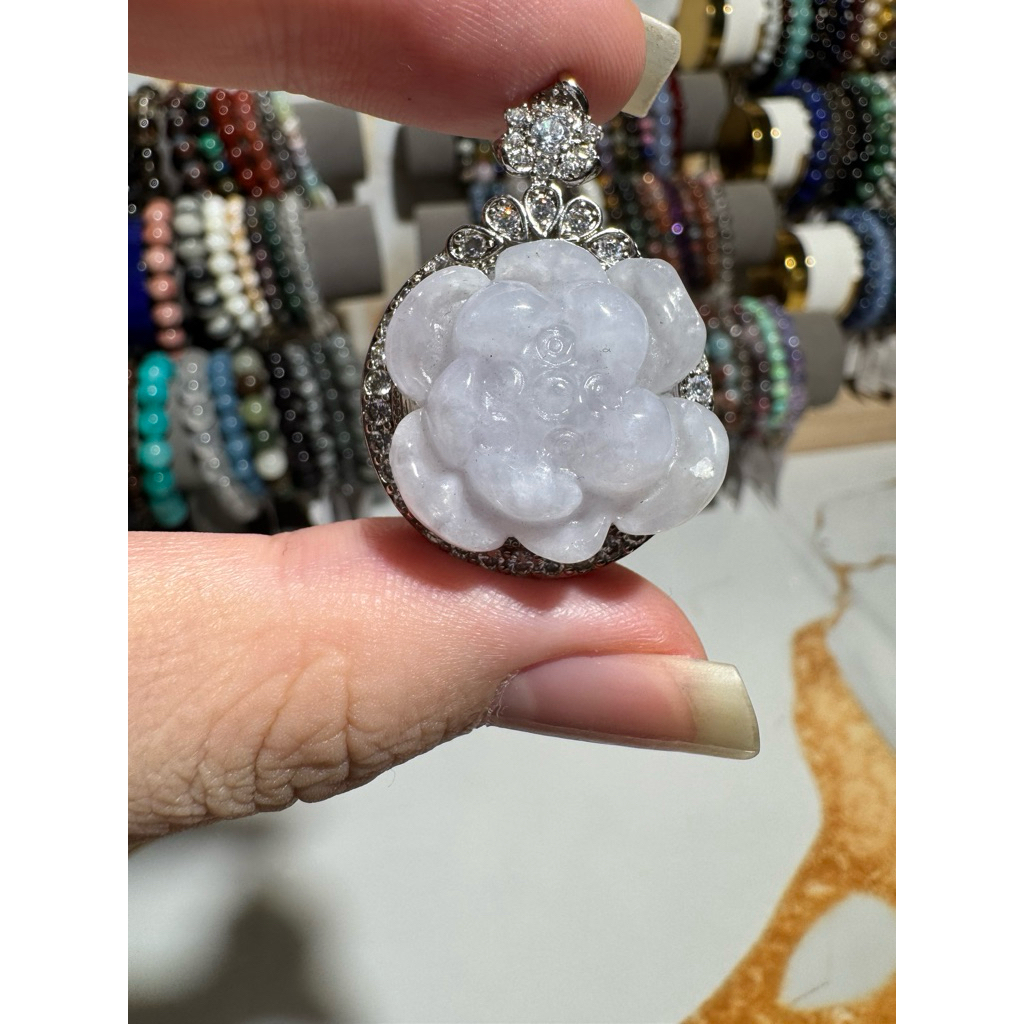 Liontin Giok Putih Lottus