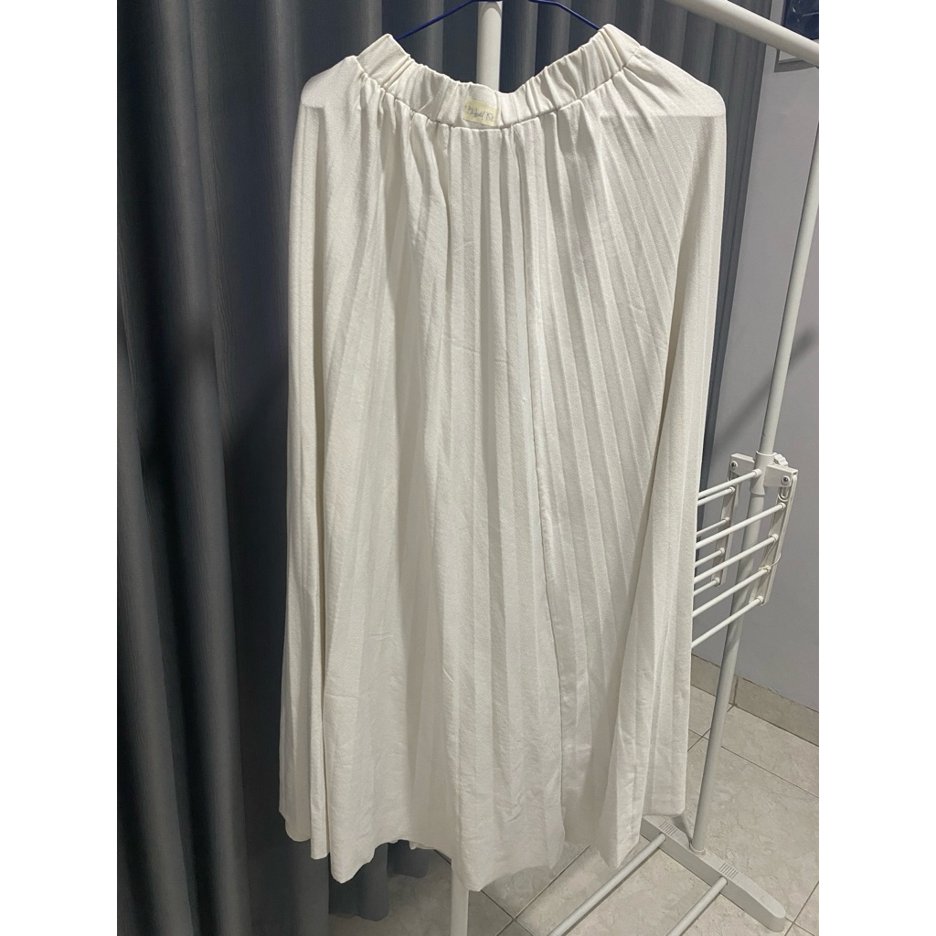 12 bel rok putih lipit