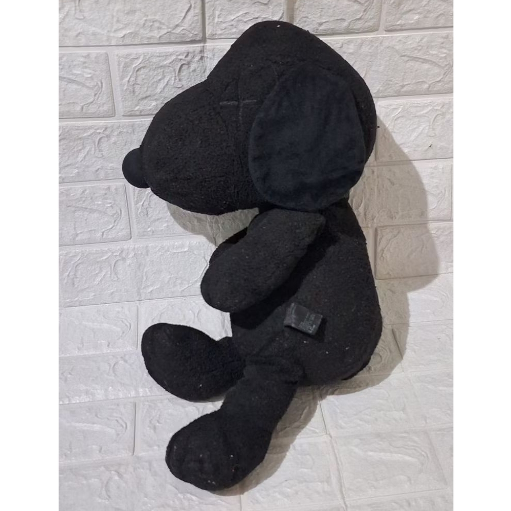 boneka snoopy kaws peanuts uniqlo original brand mata silang boneka snoopy snopi snopy hitam kaws ju