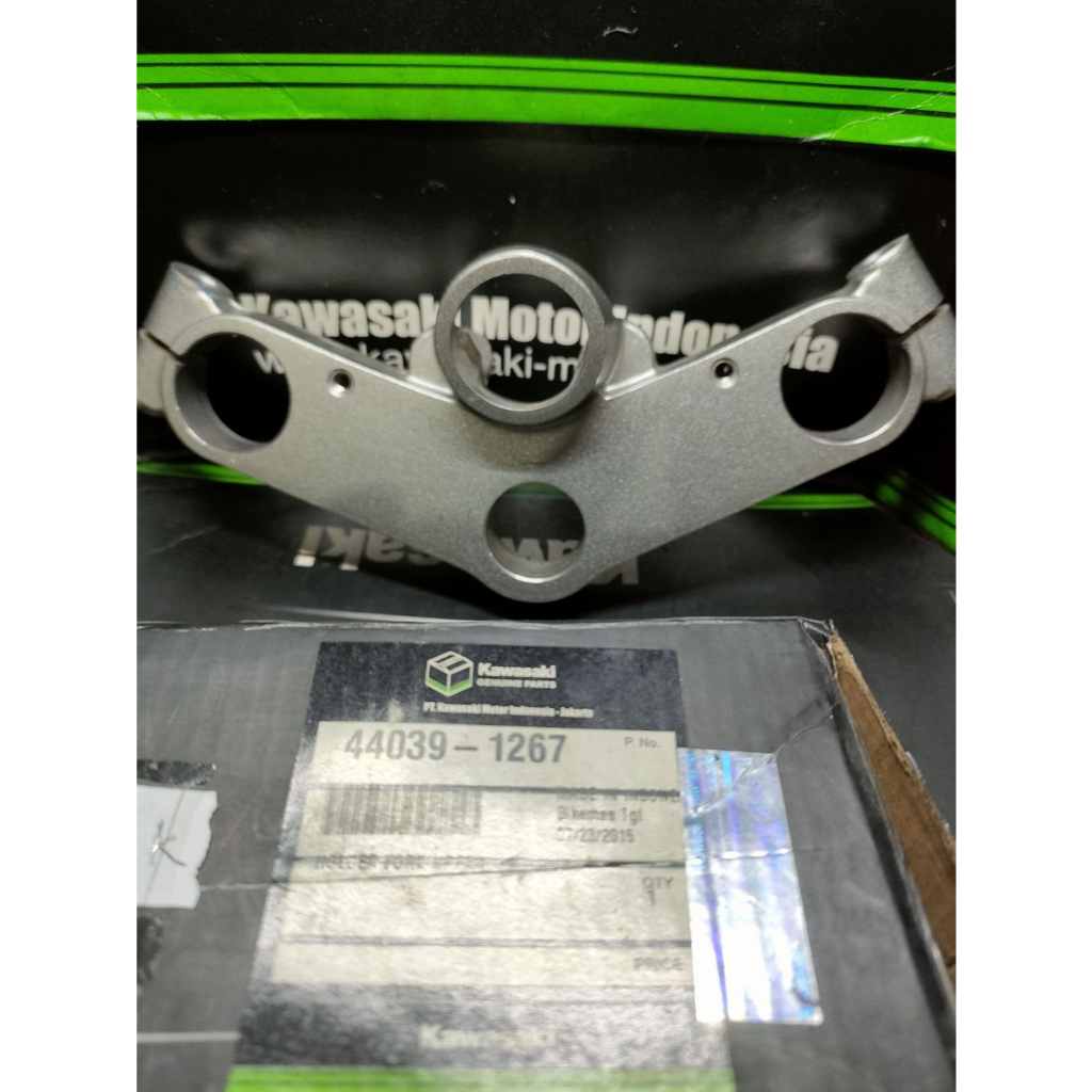44039-1267HOLDER-FORK UPPERNINJA C - HOLDER SEGITIGA ATAS -KAWASAKI ORIGINAL SPAREPARTS