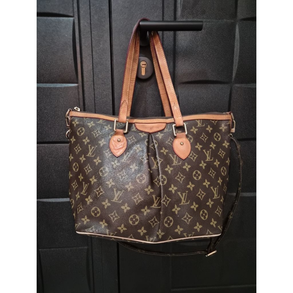 Tas tote dan sling kulit emboss Lv