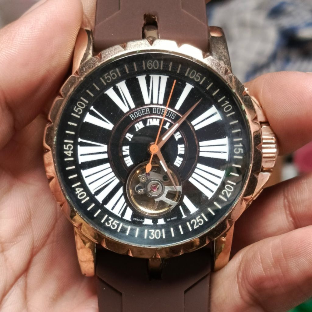 Jam Tangan Roger Dubuis Automatic Besar dan Bermodel Indah