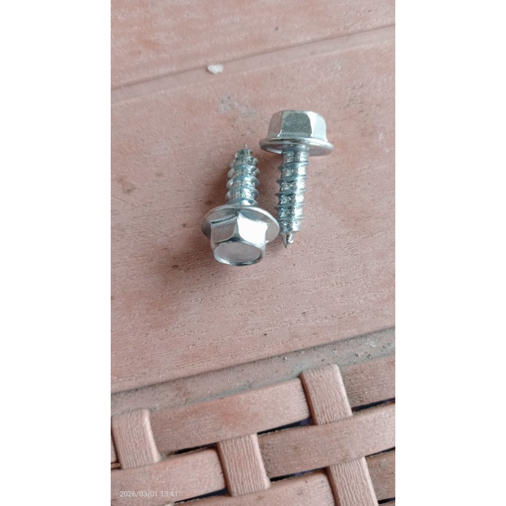 sekrup baja//sekrup kayu 6x20 ( paket 50 pcs )