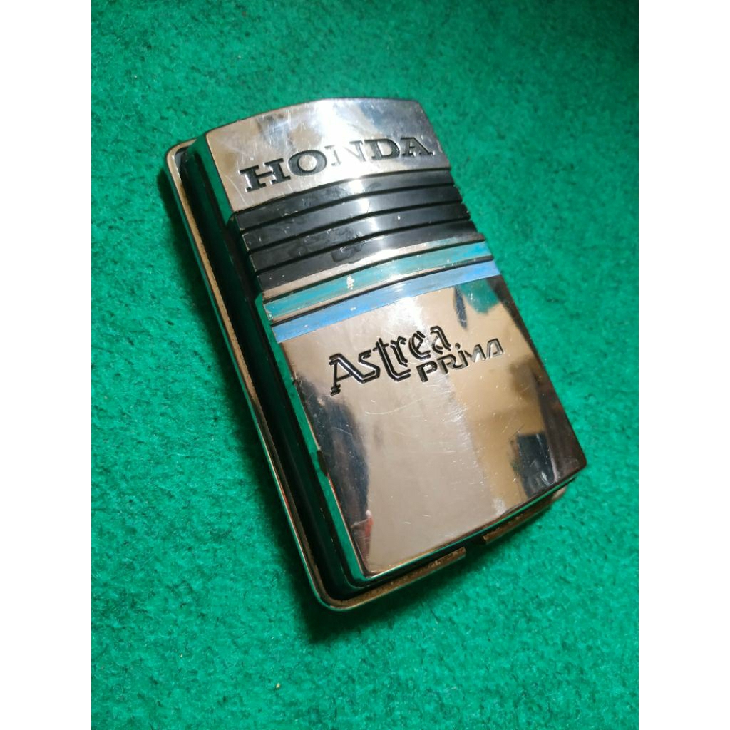 Emblem Depan Astrea Prima Original – Aksesoris Depan Motor Koleksi / Restorasi