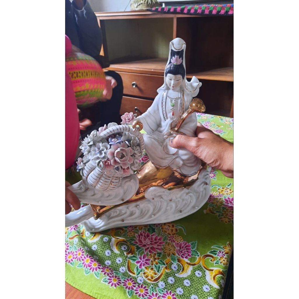 patung keramik dewi Quain kondisi utuh