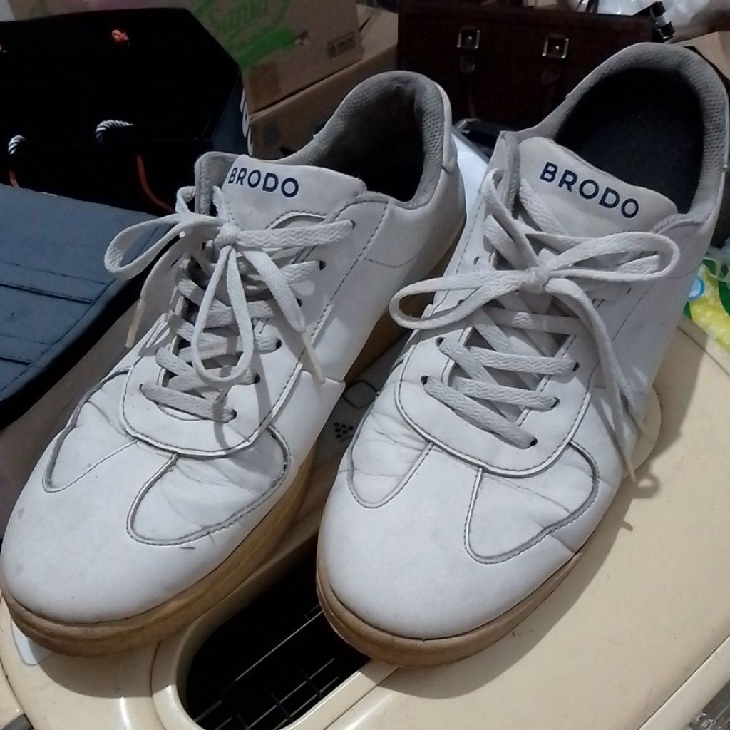Sepatu Sneaker kulit BRODO 42