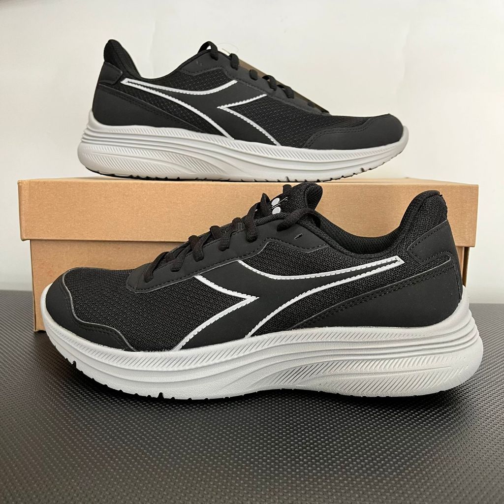 Sepatu lari pria Diadora Eagle 8 Men's Running Shoes - Black/Silver - ORIGINAL