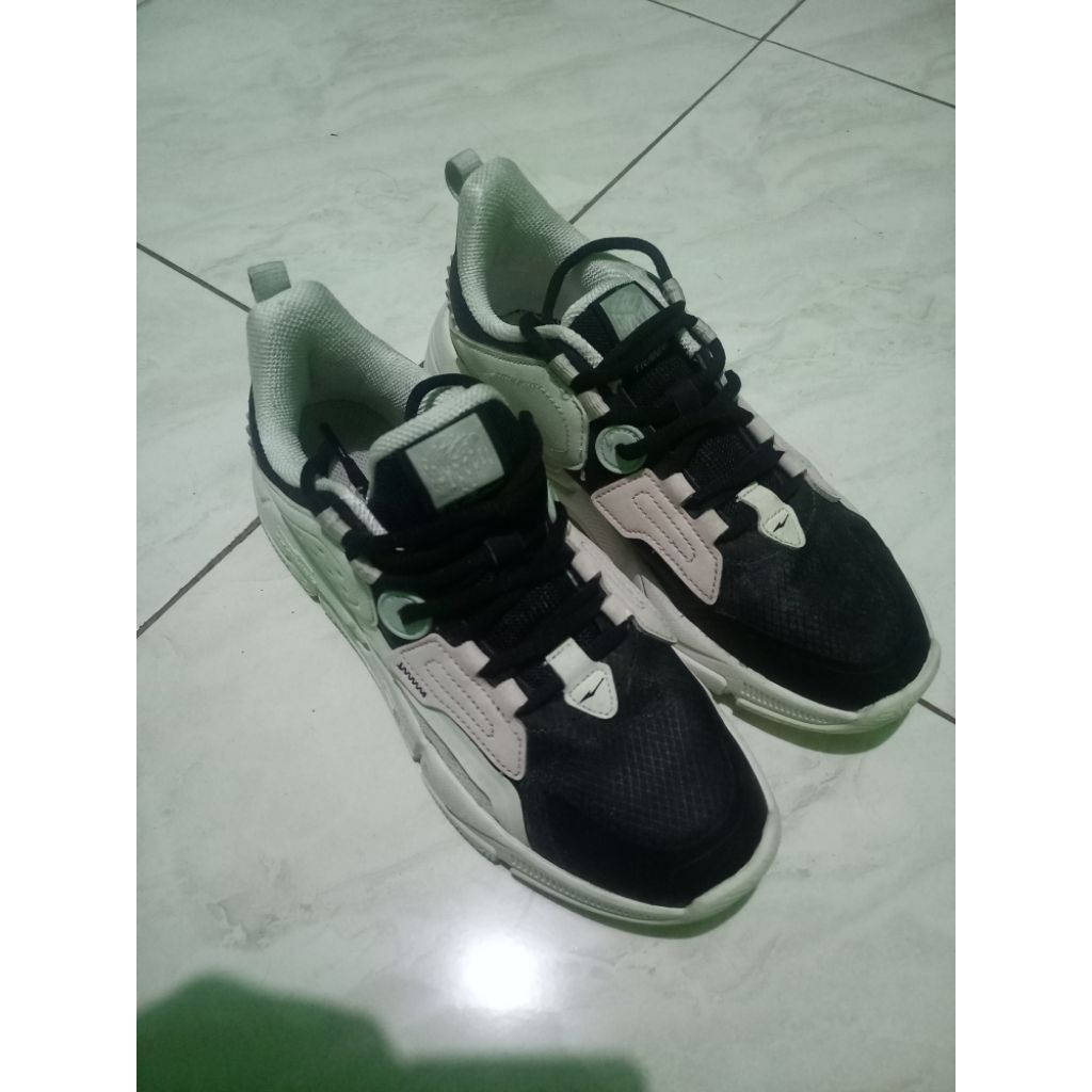 Sepatu original Erke Training size 38