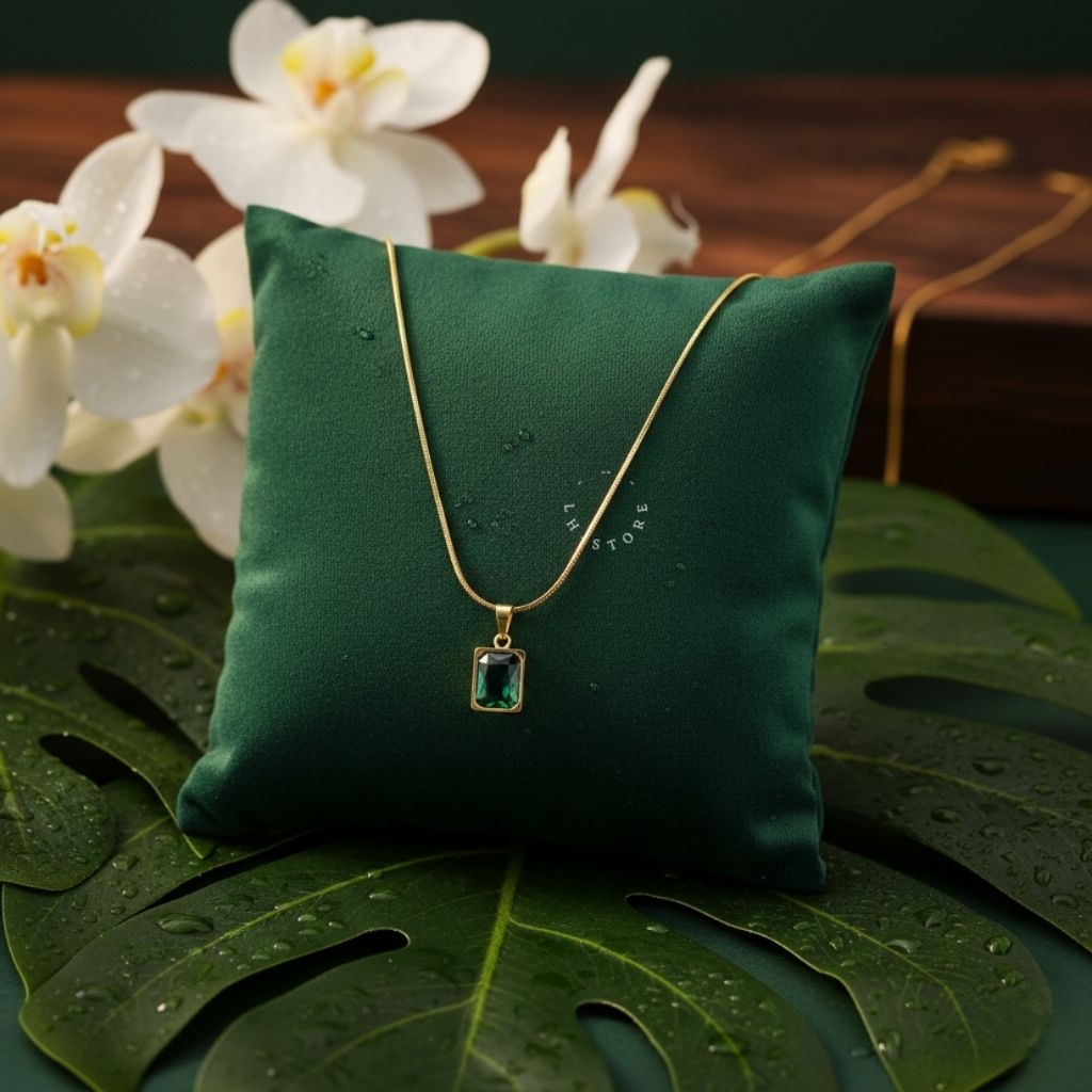 Emerald Elegance: Kalung Liontin Emerald Cut Berlapis Emas