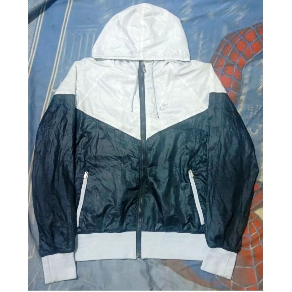 Jaket Windbreaker Nike Center Small Logo Two Tone Color Black And White