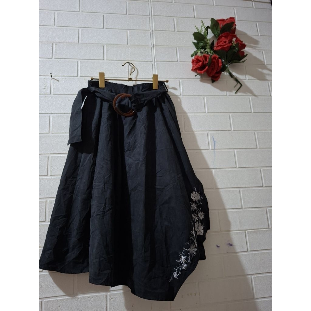 Rok axes femme hitam mix bordir