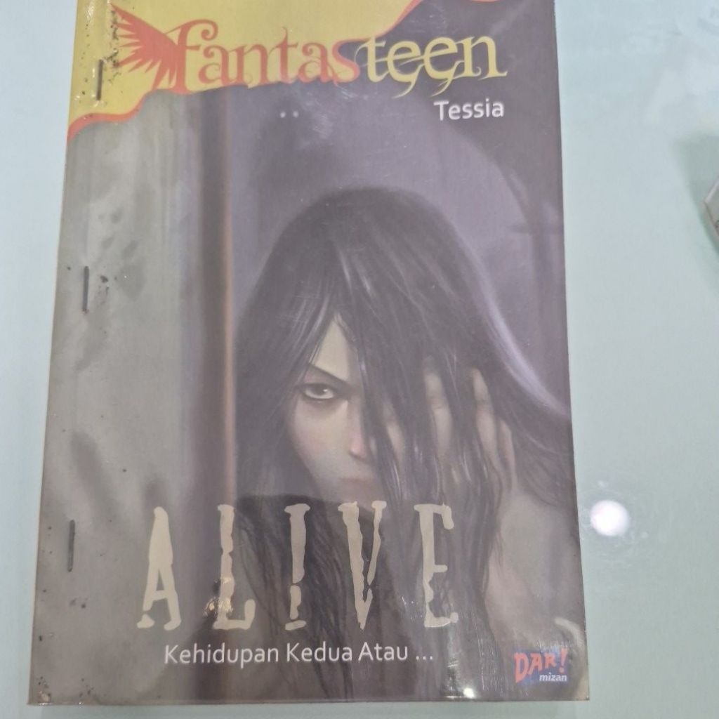 Flash sale preloved novel Fantasteen "Alive"