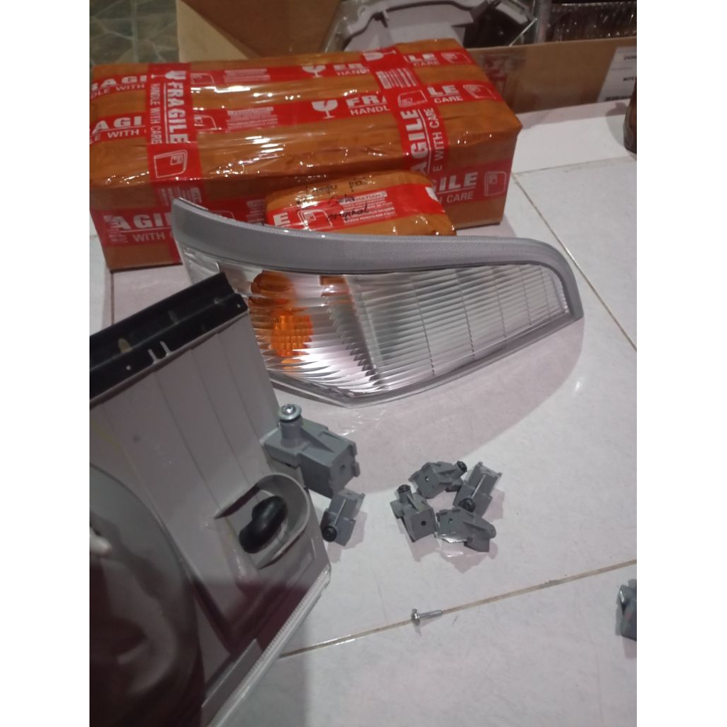 DUDUKAN LAMPU SEIN DEPAN CANTER ORIGINAL BERKUALITAS