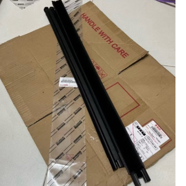 KARET PELIPIT KACA LUAR PELIPIT PINTU KACA LUAR FORTUNER TRD / VNT 1SET 4PCS  2005 2006 2007 2008 20