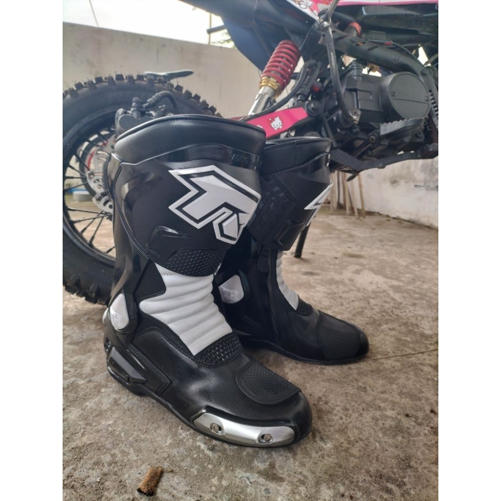 sepatu road race