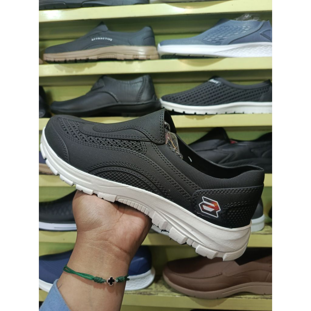 Sepatu Karet Anti Air ATT Hitam Putih