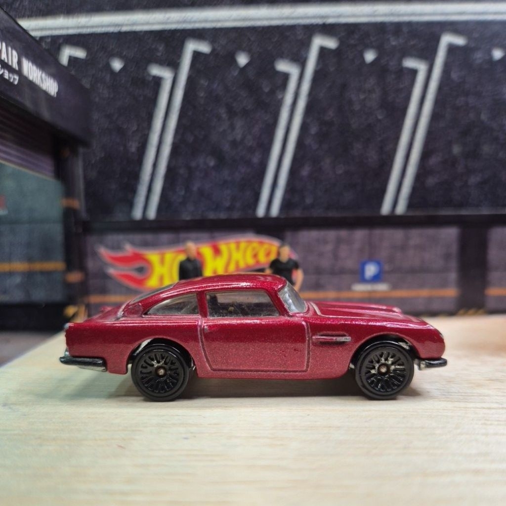 HOT WHEELS ASTON MARTIN DB5 RED