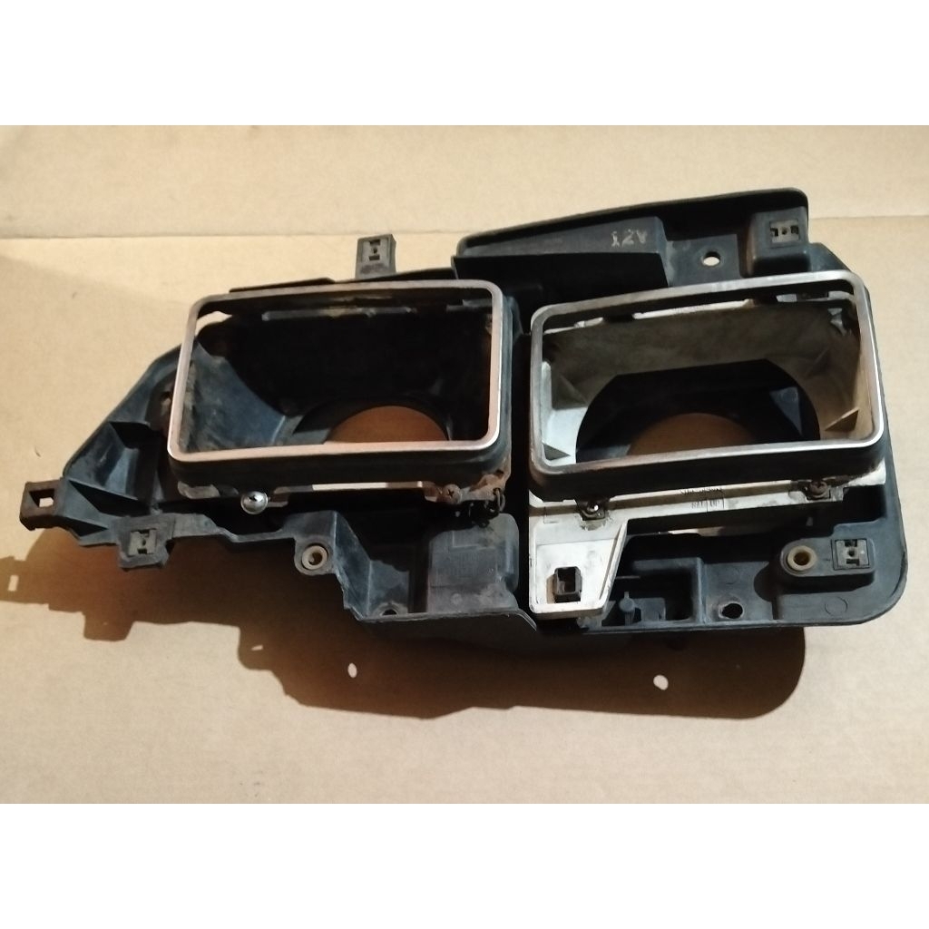 Dudukan Rumah Lampu Depan Isuzu Elf Lama Original
