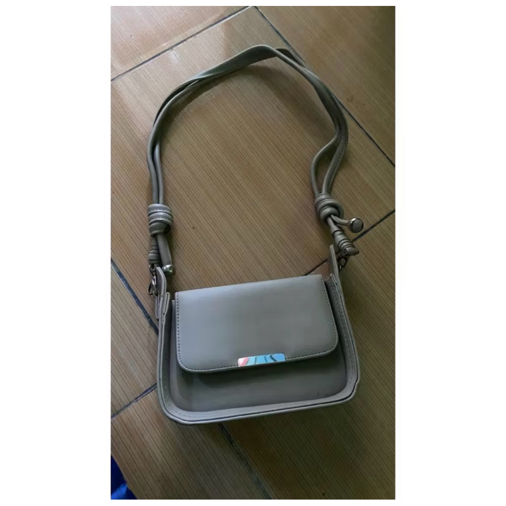 Preloved Tas Selempang Abu Nalala